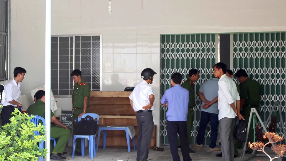 Lực lượng công an khám nghiệm hiện trường vụ án. Ảnh: THẾ NHÂN