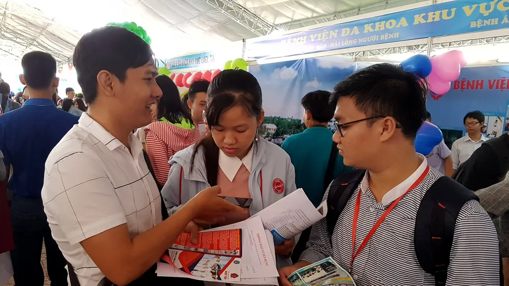 Sinh viên ĐH Y dược Cần Thơ tiếp cận trực tiếp nhu cầu tuyển dụng của các cơ quan, doanh nghiệp. Ảnh: TUẤN QUANG