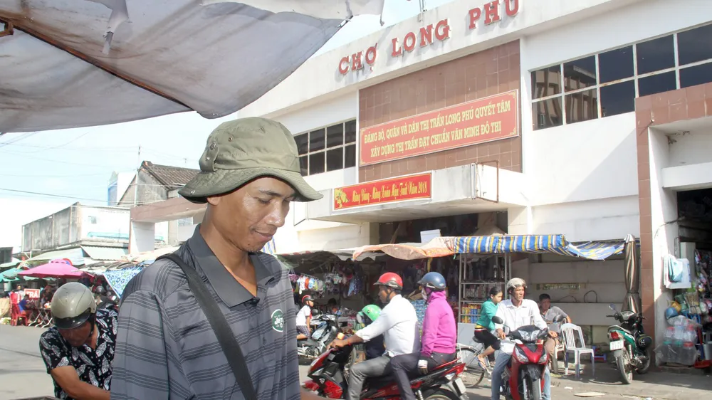 Anh Kim Thái, người bán vé số dạo nay đã chính thức trở thành công chức. Ảnh: TUẤN QUANG