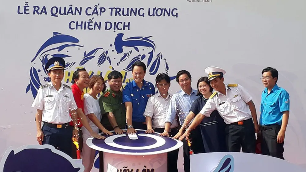 Các đơn vị tham gia chiến dịch tại lễ phát động. Ảnh: VĨNH THUẬN