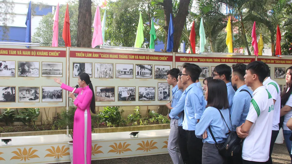 Triển lãm ảnh “Cách mạng Tháng Tám và Nam bộ kháng chiến”