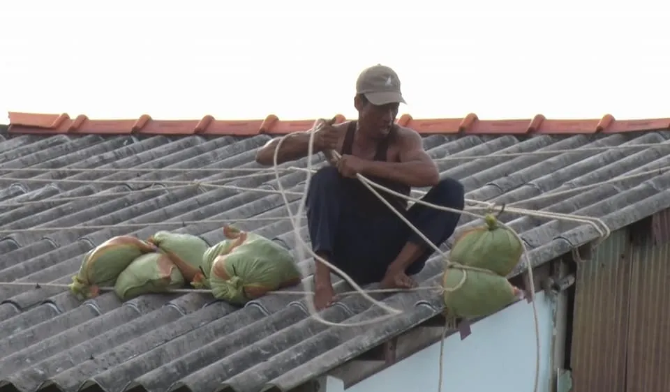 Người dân ven biển chằng néo nhà cửa phòng chống bão số 9. Ảnh: PHAN THANH