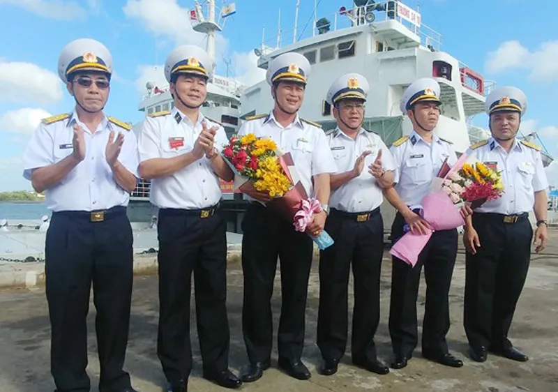 Lãnh đạo Bộ Tư lệnh Vùng 2 Hải quân tặng hoa tiễn 2 đoàn công tác. Ảnh: HÀM LUÔNG