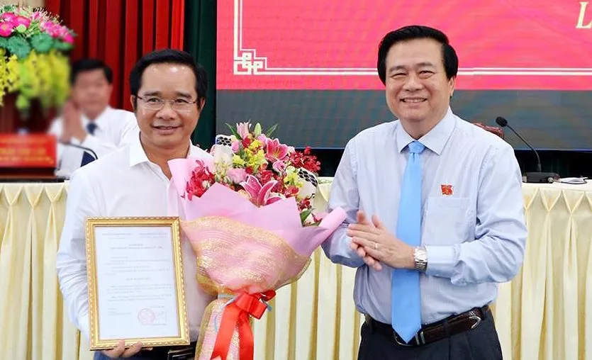 Thừa ủy quyền Ban Bí thư, đồng chí Phạm Văn Rạnh (phải) trao Quyết định chuẩn y chức vụ Phó Bí thư Tỉnh ủy Long An nhiệm kỳ 2015-2020 cho đồng chí Nguyễn Văn Được. Ảnh: HÀM LUÔNG