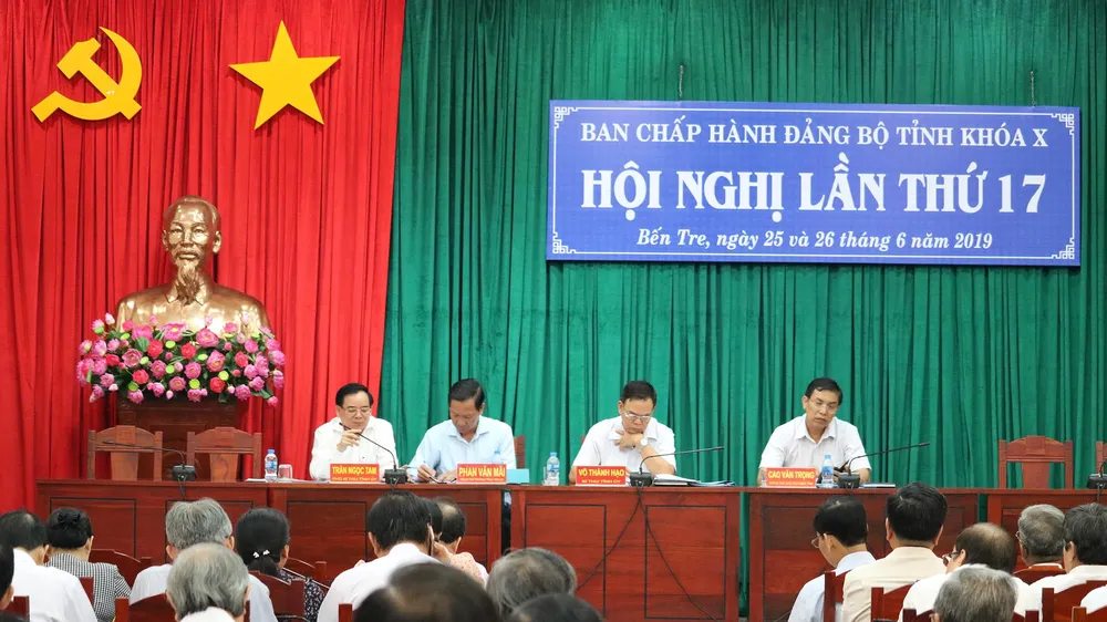 Các đại biểu tại Hội Nghị Ban Chấp hành Đảng bộ tỉnh Bến Tre lần thứ 17. Ảnh: HÀM LUÔNG