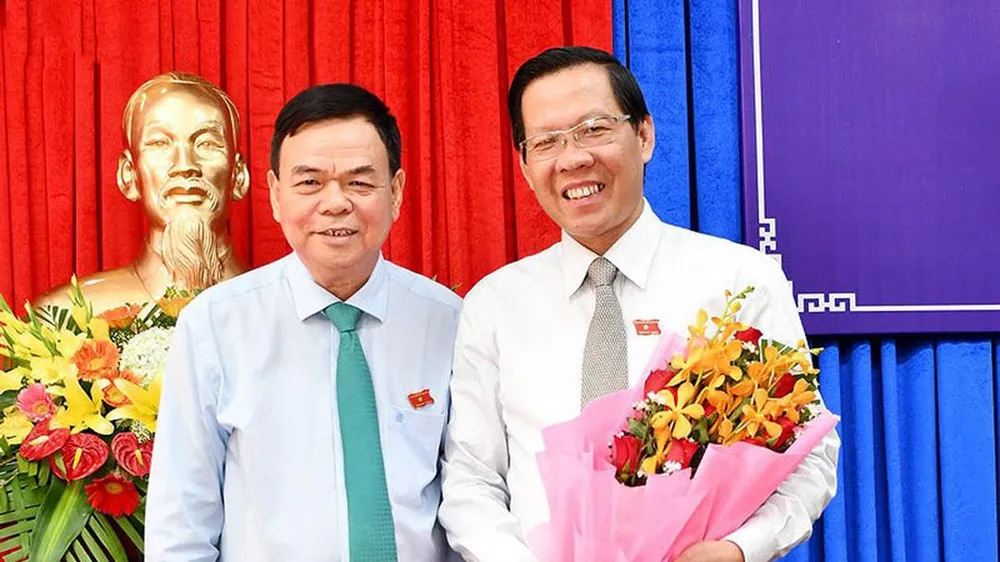 Ông Võ Thành Hạo (bên trái) và ông Phan Văn Mãi. Ảnh: HÀM LUÔNG