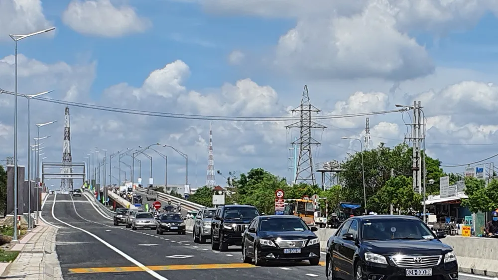 Thông xe cầu Tân An. Ảnh: ĐĂNG NGUYÊN