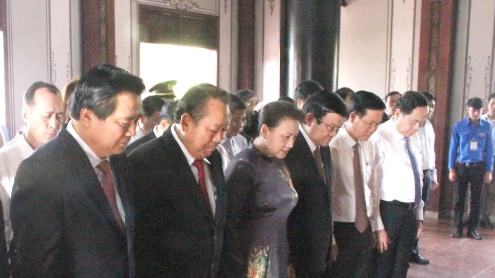 Chủ tịch QH Nguyễn Thị Kim Ngân cùng các đồng chí lãnh đạo Đảng, Nhà nước, TPHCM, Long An…dâng hương, tưởng niệm Luật sư Nguyễn Hữu Thọ. Ảnh: KIẾN VĂN