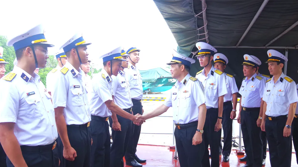 Trung tướng Nguyễn Văn Bổng thăm cán bộ, chiến sĩ Tàu 263, Hải đội 515, Lữ đoàn 175
