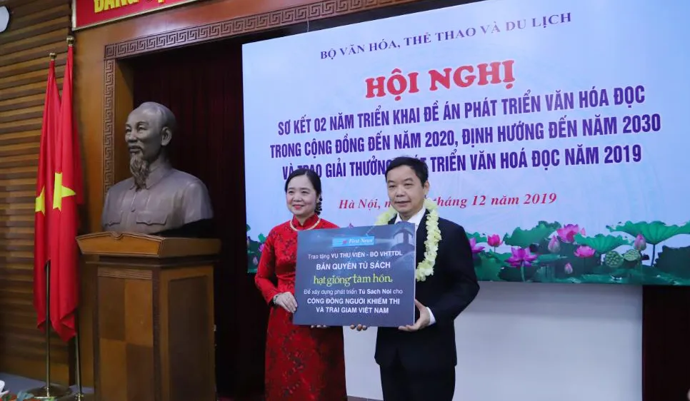 Bà Vũ Dương Thúy Ngà, Vụ trưởng Vụ Thư Viện, đại diện lên nhận bản quyền tủ sách Hạt giống tâm hồn