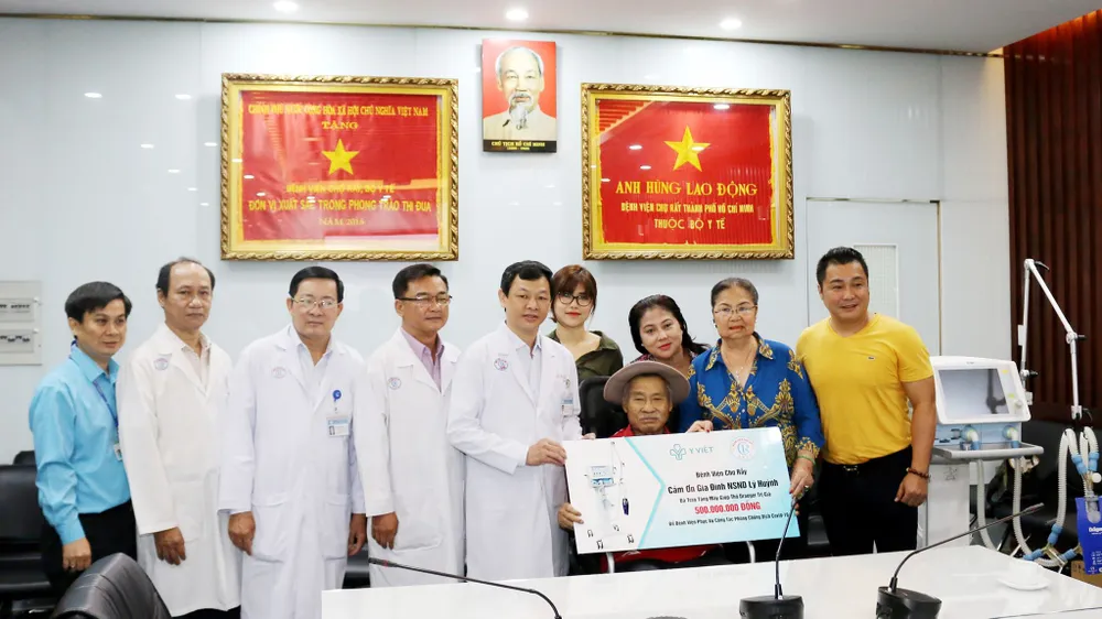 Gia đình NSND Lý Huỳnh tặng Bệnh viện Chợ Rẫy máy thở hỗ trợ phòng chống Covid-19