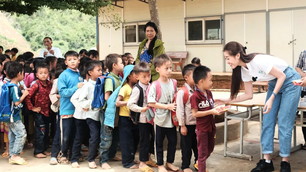 Hoa hậu Khánh Vân cùng ngôi nhà OBV trao hơn 500 phần quà cho học sinh tại Đắk Nông