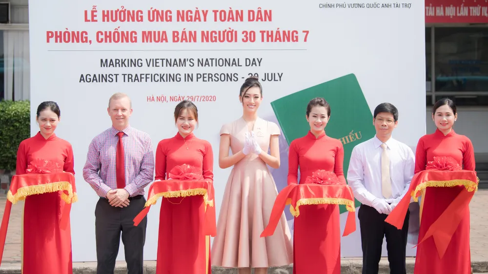 Hoa hậu Lương Thuỳ Linh đồng hành cùng Đại sứ quán Anh phòng, chống mua bán người