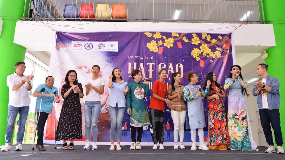 Hoa hậu H’Hen Niê, NSND Kim Xuân mang tết sớm đến trẻ em bị ảnh hưởng bởi HIV/AIDS
