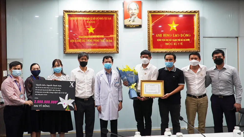 Nghệ sĩ Quyền Linh và những người yêu lan ủng hộ 2 tỷ đồng chống dịch 