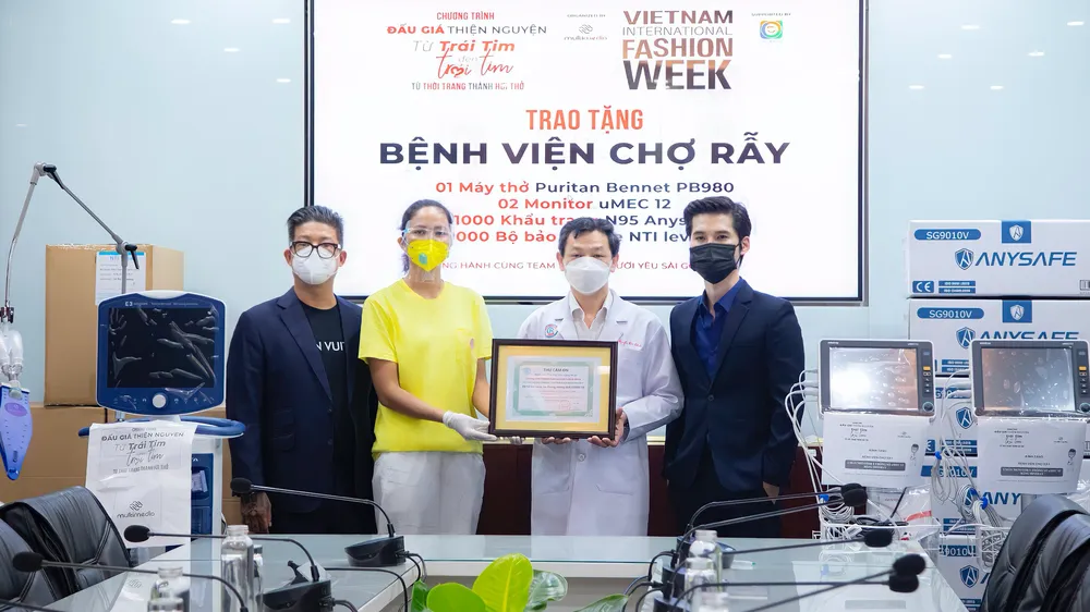 Trao tặng máy thở, vật tư y tế hỗ trợ bệnh nhân Covid-19 tại Bệnh viện Chợ Rẫy