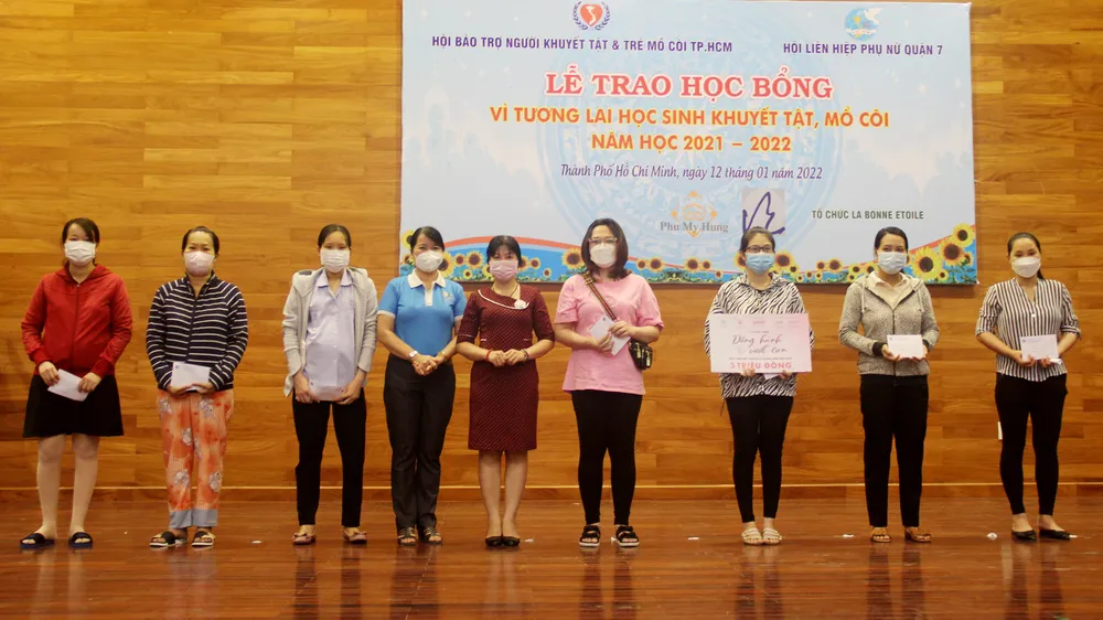 Trao 18 phần quà đến thai phụ khó khăn tại quận 7