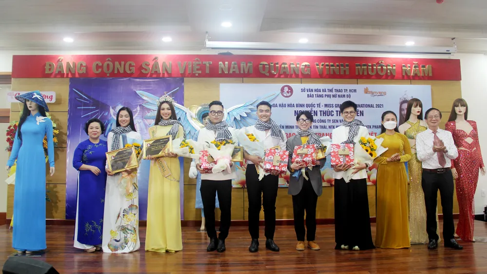 Hoa hậu Hòa bình Quốc tế 2021 trao tặng trang phục đặc biệt đến Bảo tàng Phụ nữ Nam Bộ