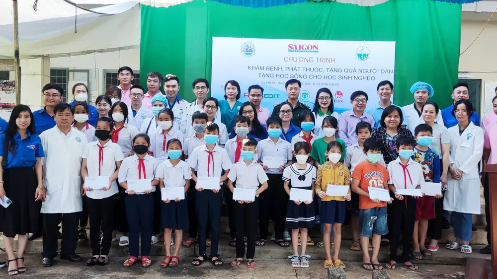 Khám bệnh, phát thuốc, trao tặng quà cho người dân, học sinh khó khăn vùng biên giới Bình Phước