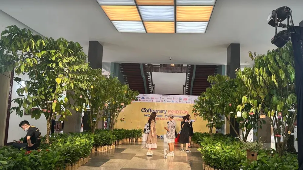 Hơn 2.000 cây cà phê từ Lâm Đồng “biến” Hội trường Thống Nhất thành rừng cà phê thu nhỏ