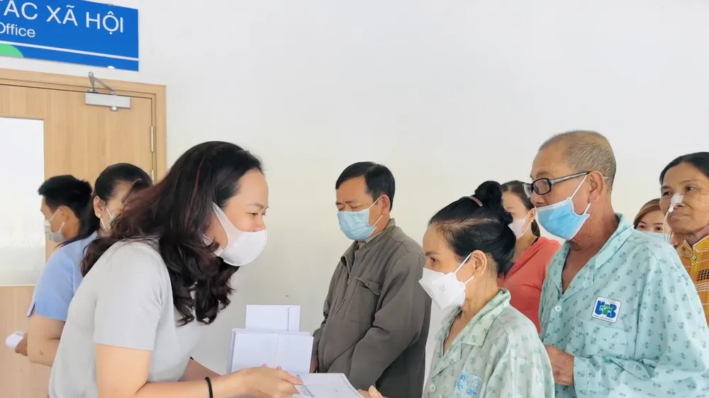 Báo Sài Gòn Giải Phóng chăm lo tết cho bệnh nhân, người dân khó khăn 