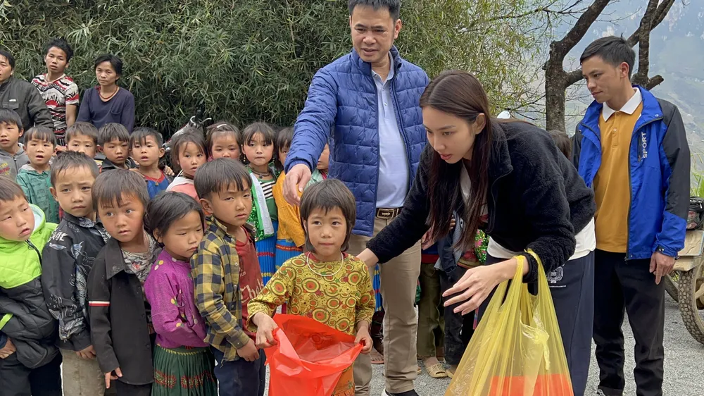 Thùy Tiên vượt đèo xây trường, lì xì cho trẻ em vùng núi Hà Giang 