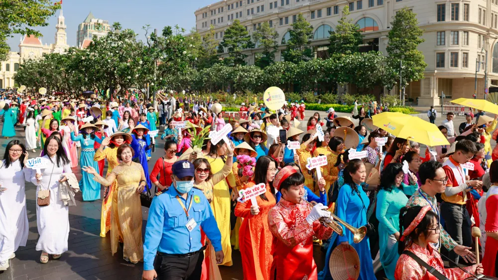 3.000 văn nghệ sĩ và người dân diễu hành “Tôi yêu áo dài Việt Nam”