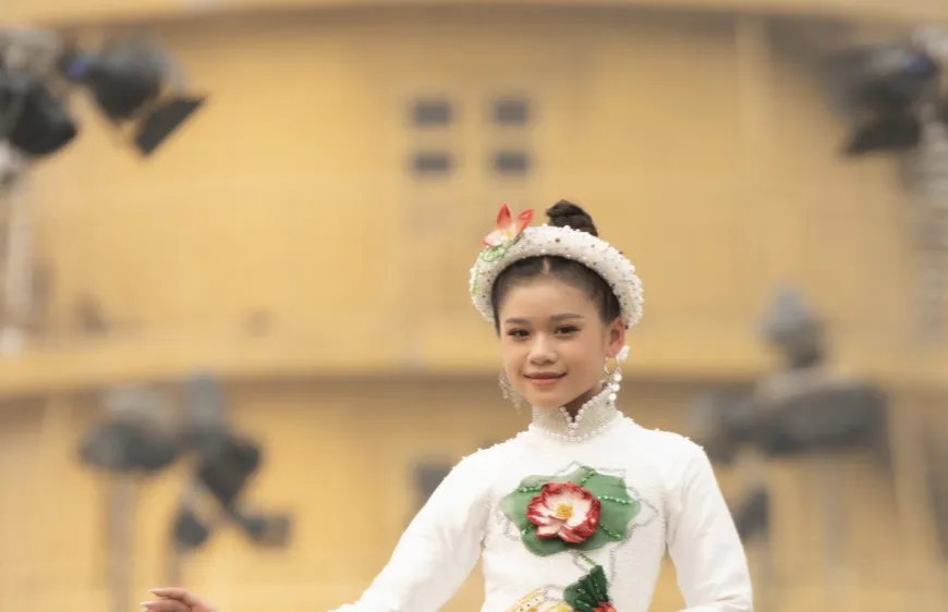 Trình diễn áo dài nặng 200kg, dài 178m