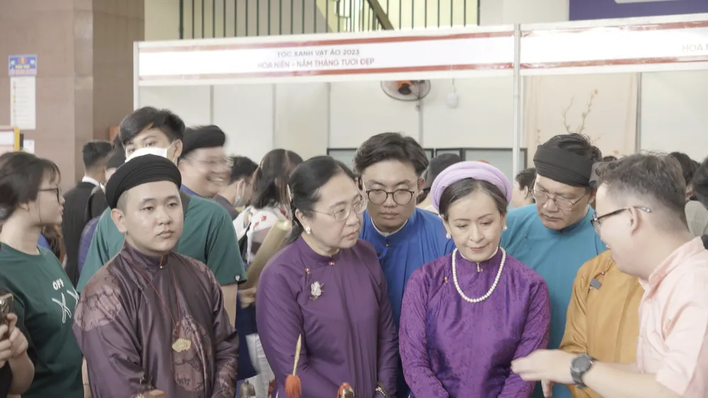 Hàng ngàn bạn trẻ tìm hiểu văn hóa từ Ngày hội Việt phục “Tóc xanh vạt áo”