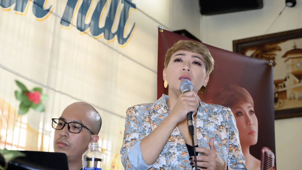 “Sầu nữ phòng trà” Hương Giang: Ngoài giọng hát, tổ nghề không cho tôi thêm gì 