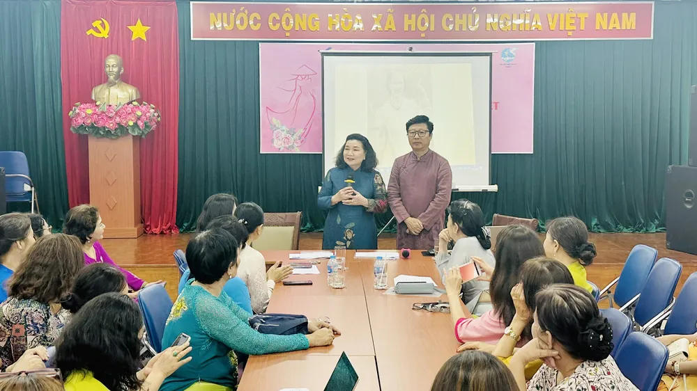 NTK Sĩ Hoàng: Mặc áo dài là niềm tự hào của người Việt