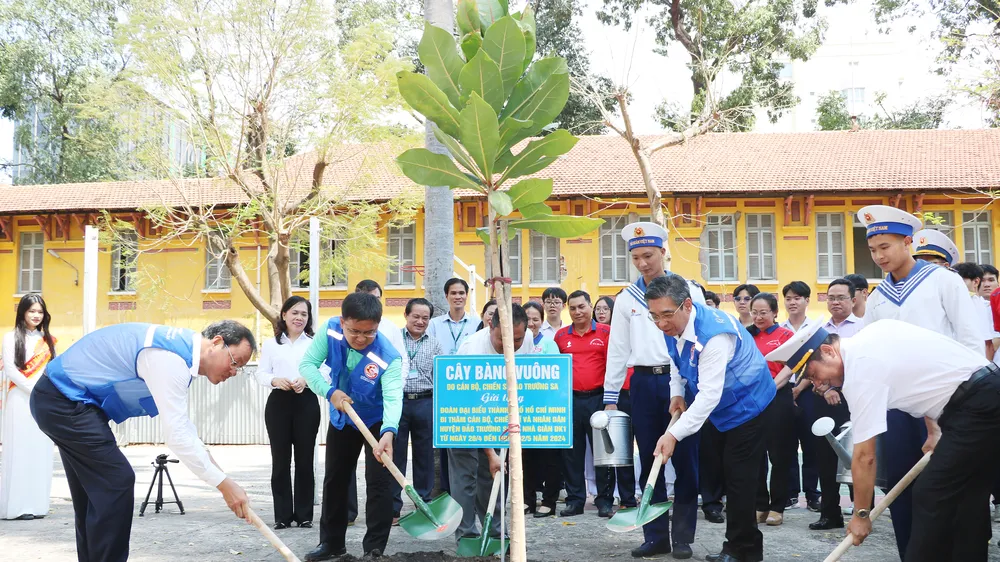 TPHCM trồng cây bàng vuông do cán bộ, chiến sĩ đảo Trường Sa gửi tặng