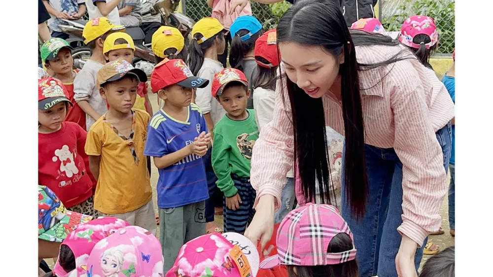 Hoa hậu Thùy Tiên mang điện lên hai điểm trường tại Quảng Nam