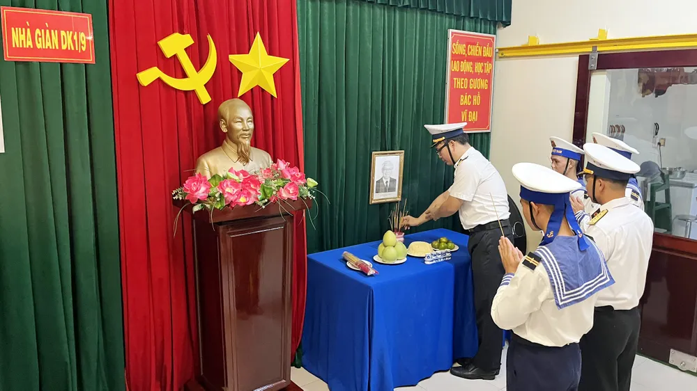 Niềm thương tiếc khôn nguôi nơi đảo xa