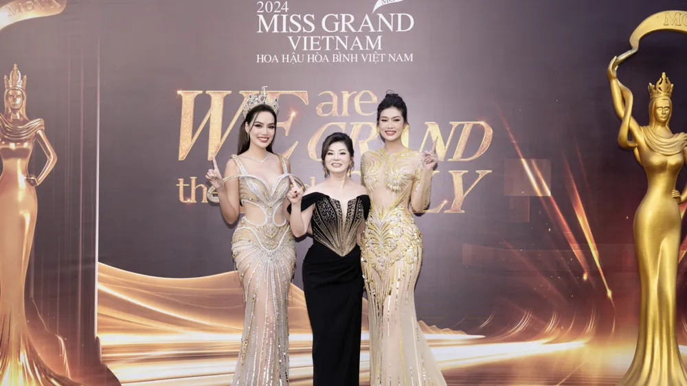 Hoa hậu Lê Hoàng Phương, Hoa hậu Đoàn Thiên Ân xuất hiện cùng Phó Chủ tịch Miss Grand International Teresa Chaivisut (giữa)