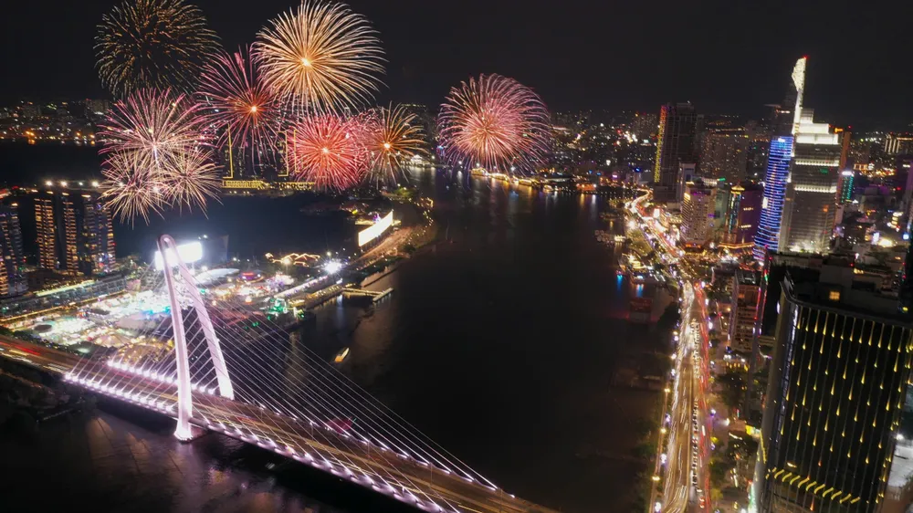 Người dân TPHCM hân hoan chào đón năm mới 2025