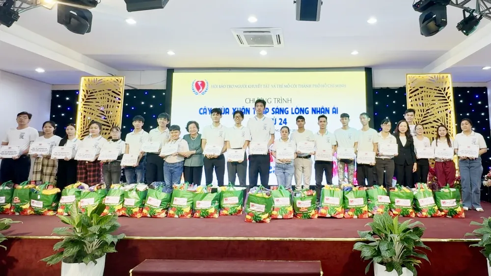 Trao quà tết cho 1.700 người khuyết tật và trẻ em mồ côi tại TPHCM