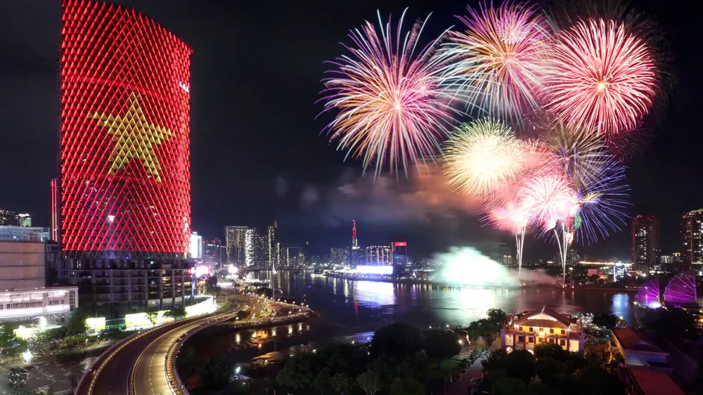Chiêm ngưỡng pháo hoa rực rỡ đón tân niên mừng Đảng - mừng Xuân 2025