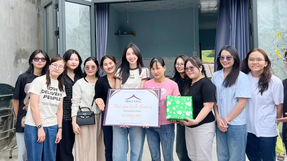 Hoa hậu Nguyễn Thúc Thùy Tiên cùng người hâm mộ trao nhà tình thương tại Phú Yên