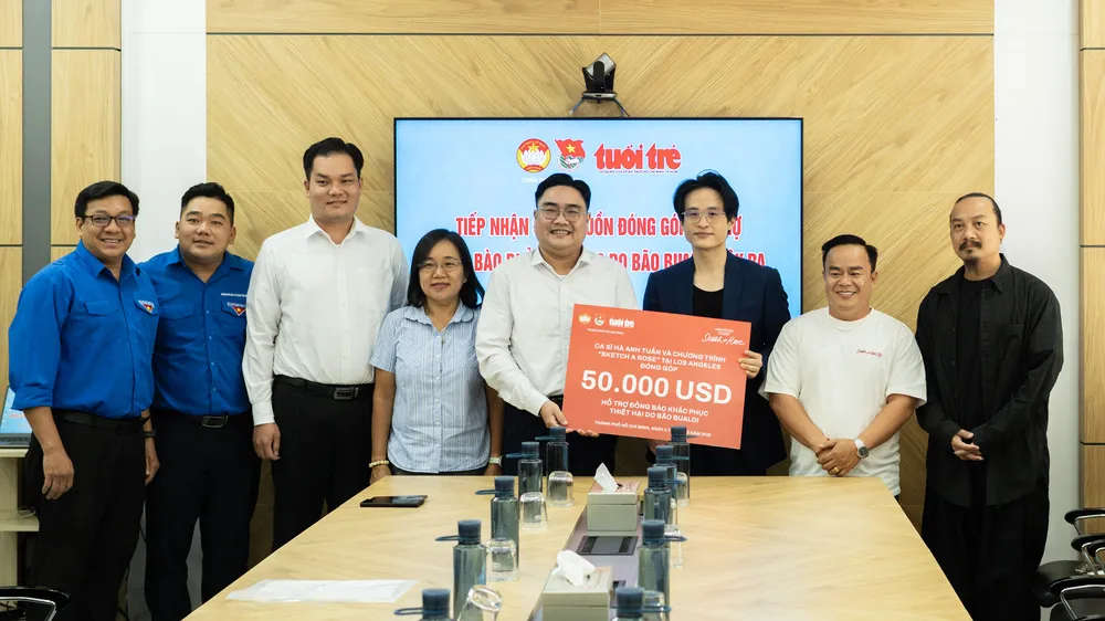 Ca sĩ Hà Anh Tuấn và ê-kíp chương trình “Sketch A Rose” trao hơn 1,3 tỷ đồng ủng hộ đồng bào bị bão lũ