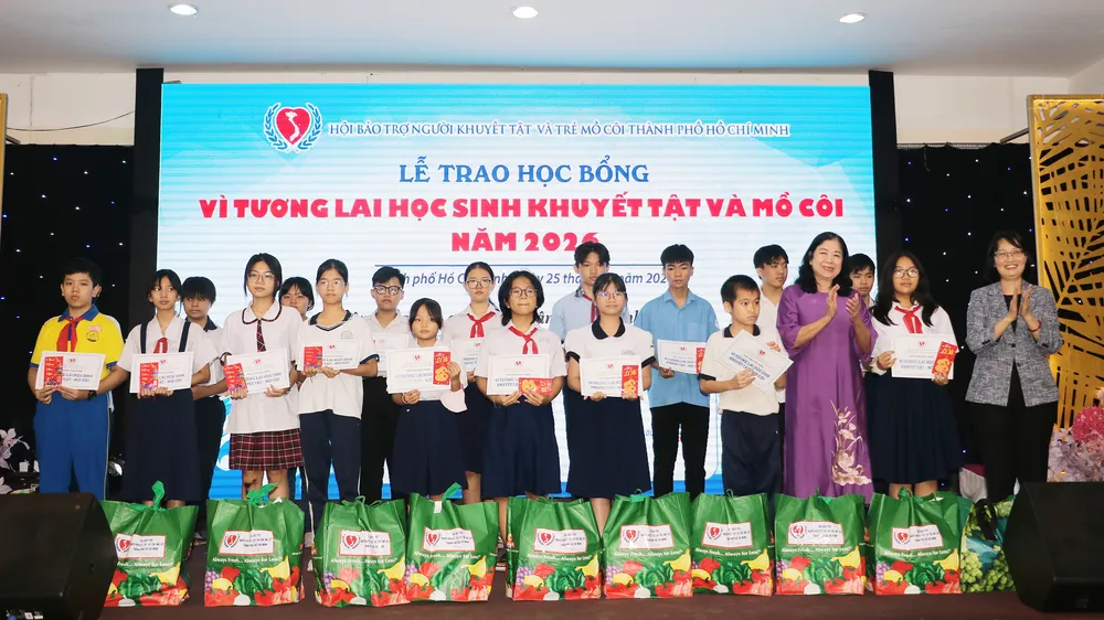 Chăm lo tết cho học sinh mồ côi, khuyết tật