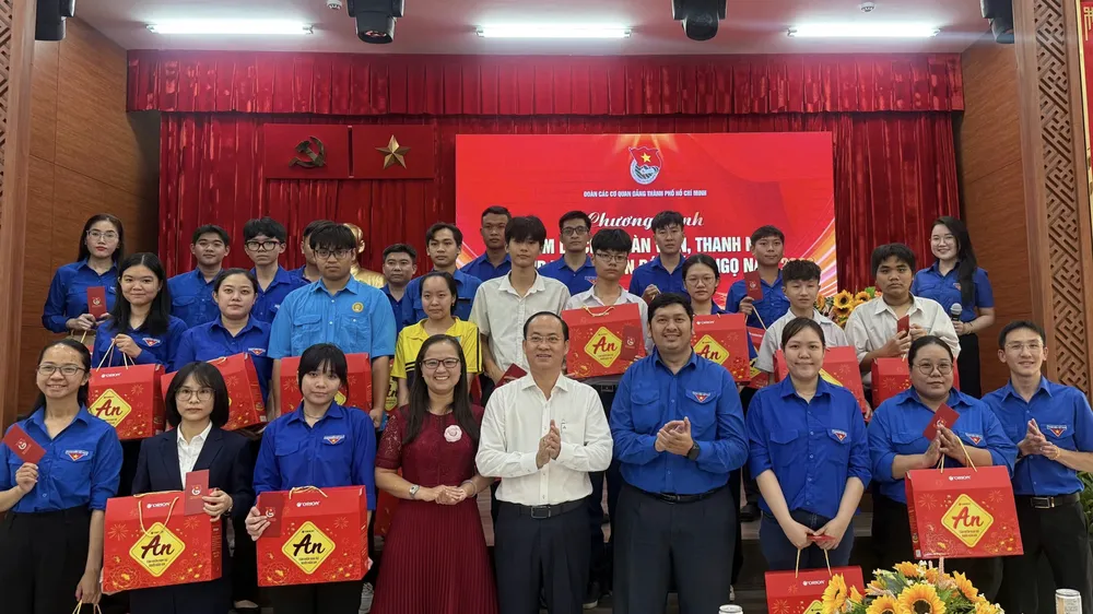 Đoàn các cơ quan Đảng TPHCM tặng quà tết đến đoàn viên, thanh niên khó khăn