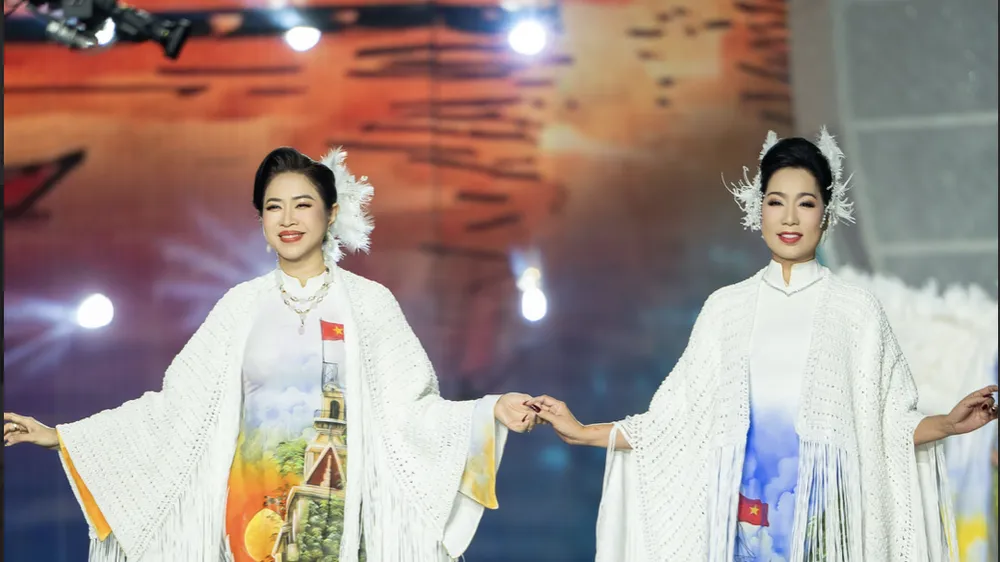 Dệt ký ức quê hương trên tà áo dài