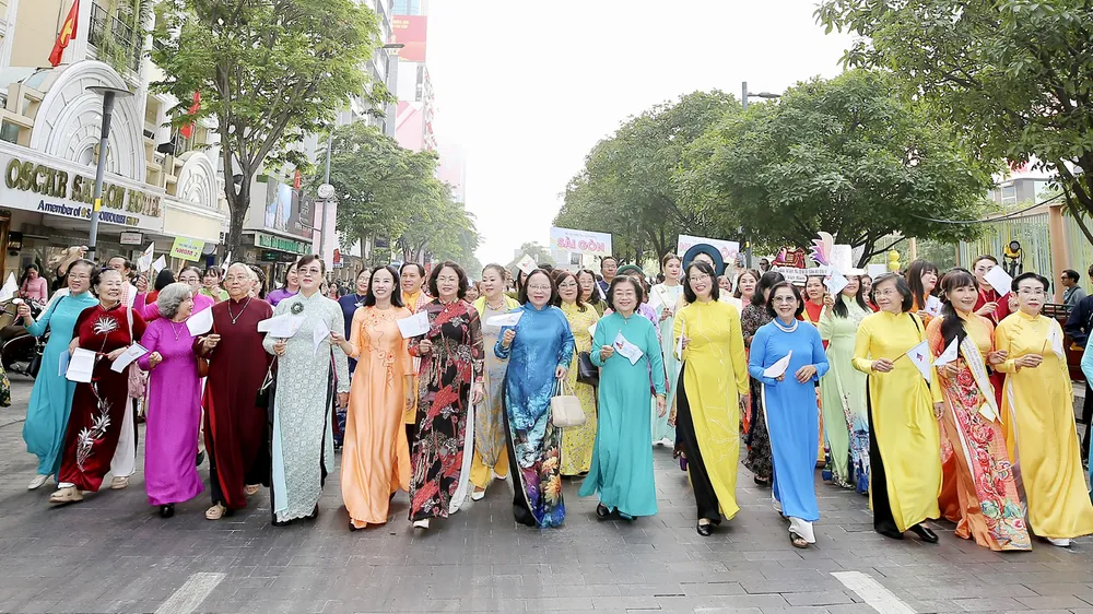 Hơn 58.000 người đồng diễn áo dài tại TPHCM