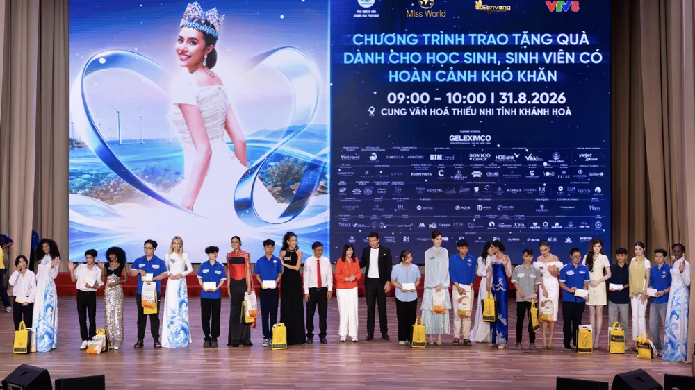 Tổ chức Hoa hậu Thế giới và các thí sinh trao quà cho học sinh, sinh viên khó khăn