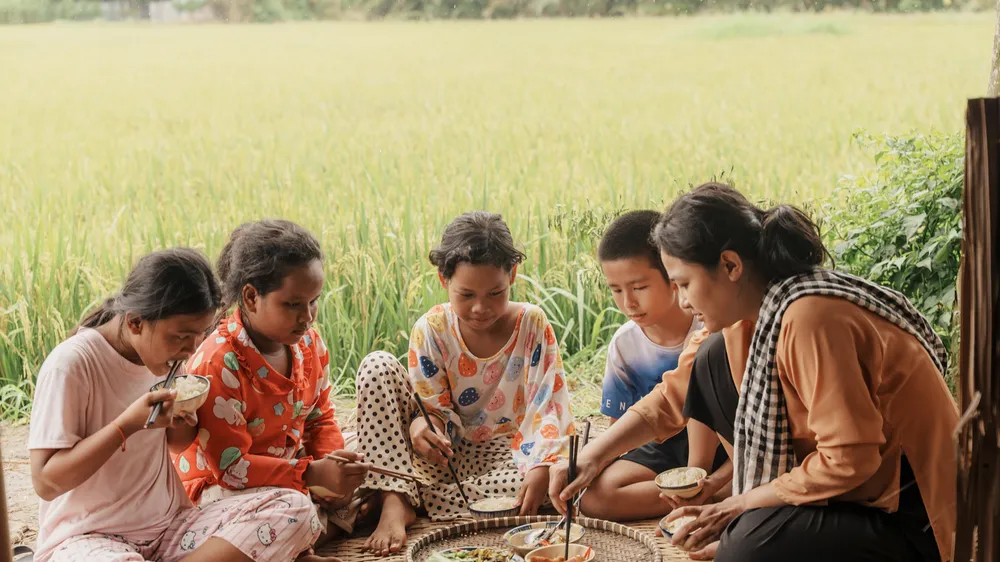 Phúc Anh mang văn hóa Khmer lên MV “Mẹ Cò”