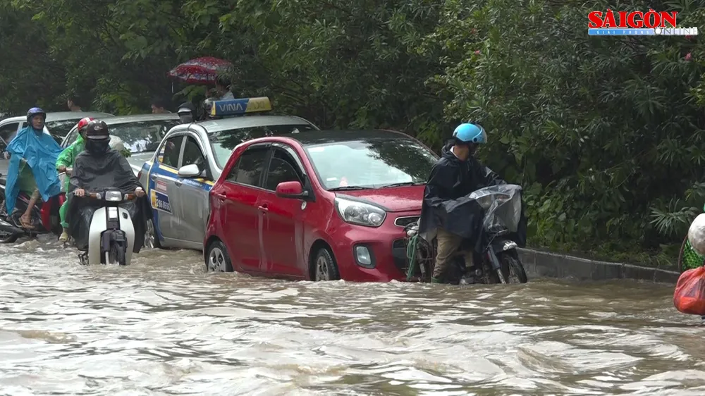 Hà Nội ngập nặng, hàng loạt ôtô chết máy