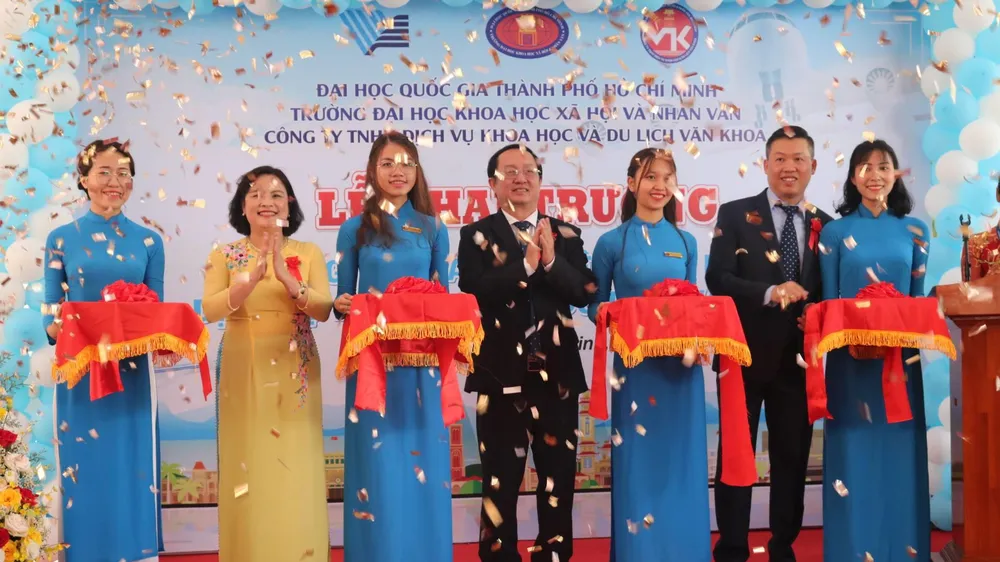Cắt băng khai trương Công ty TNHH Dịch vụ Khoa học và Du lịch Văn khoa 