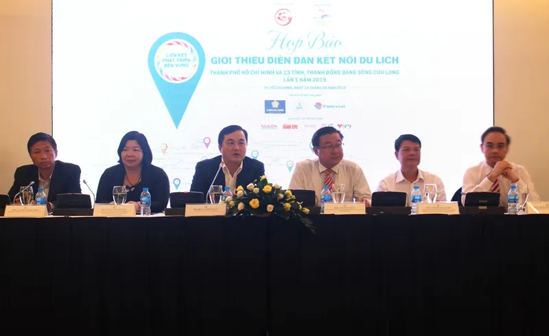 Ban tổ chức thông tin giới thiệu nội dung diễn đàn tại họp báo chiều 14-8. Ảnh: PHONG LAM