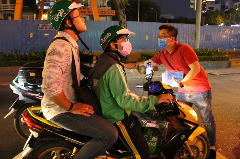 Nhóm bạn trẻ TPHCM phát miễn phí 1.000 chiếc khẩu trang cho người đi đường